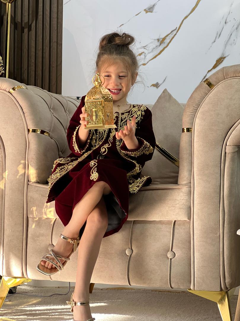 كاراكو بنات صغار