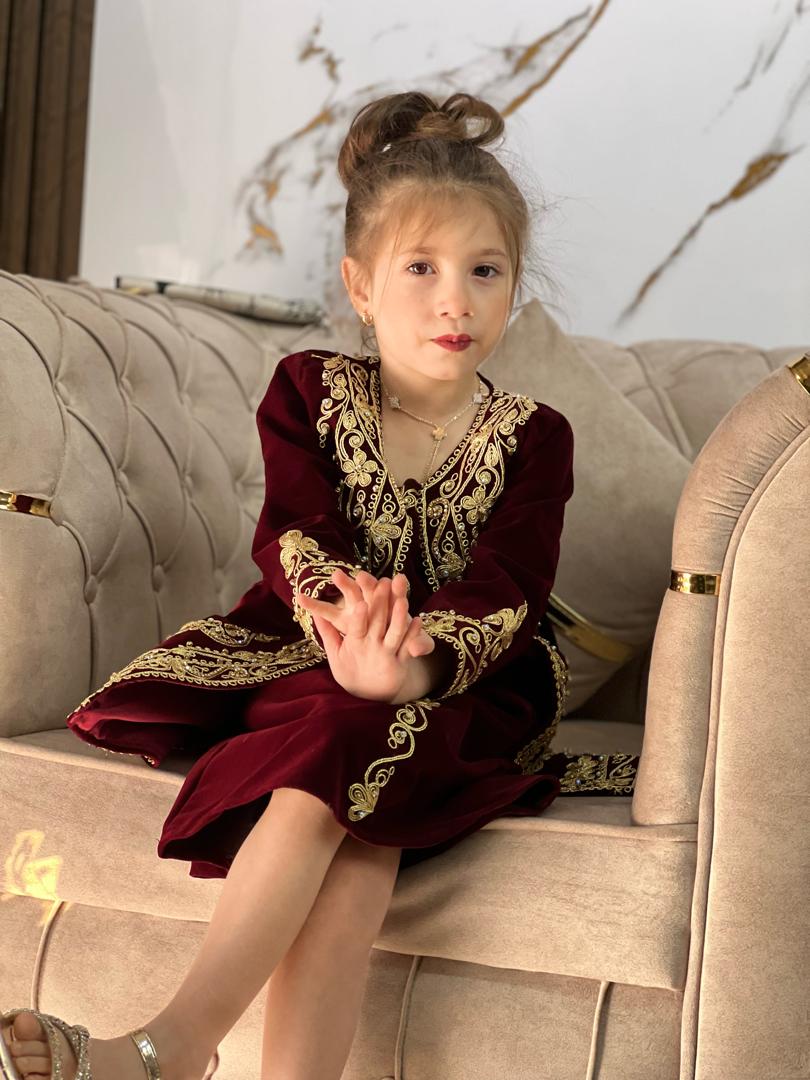 كاراكو بنات صغار