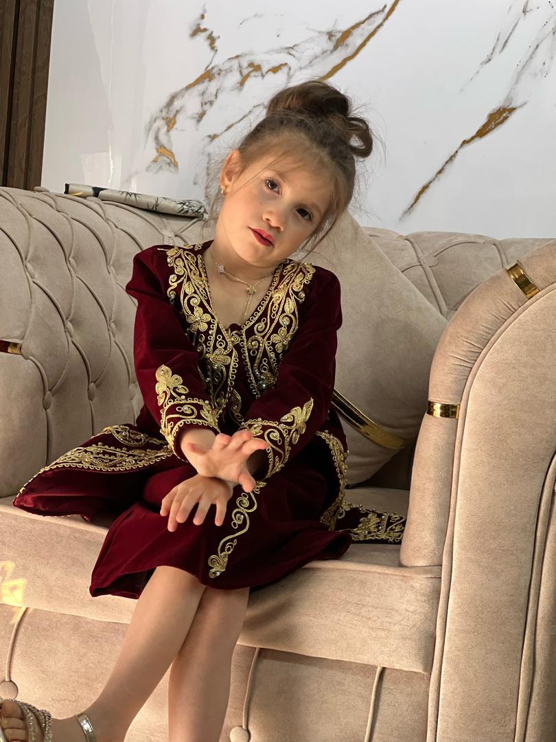 كاراكو بنات صغار